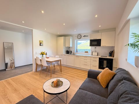 TV and multimedia, Coffee/tea facilities, Kitchen or kitchenette, Living room, Food and drinks, Seating area, Dining area, Food, oven, stove