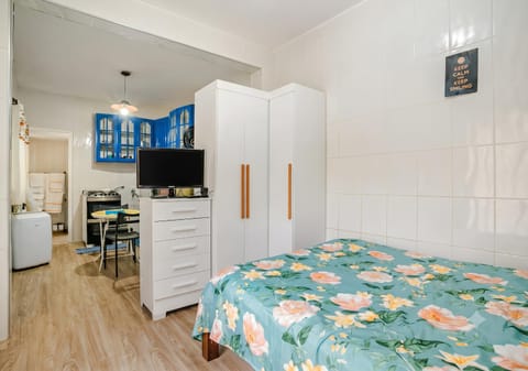 TV and multimedia, Kitchen or kitchenette, Photo of the whole room, Dining area, Bedroom, oven, stove, wardrobe
