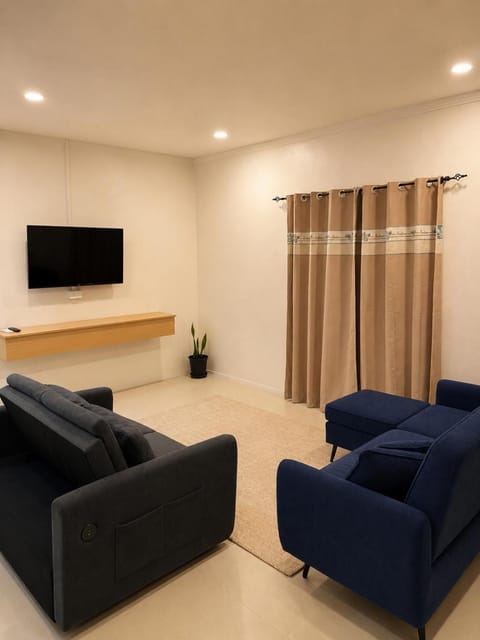 Communal lounge/ TV room, TV and multimedia, Living room, Seating area