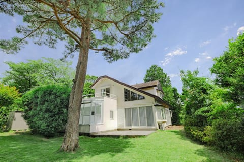 Property building, Day, Natural landscape, Garden, Garden view