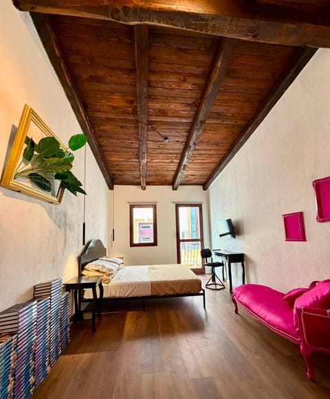 Bed, Living room, Photo of the whole room, Seating area, Bedroom