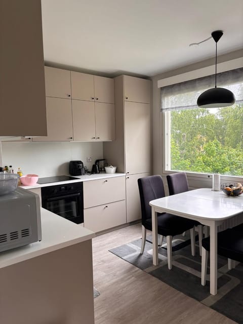 Coffee/tea facilities, Dining area, Inner courtyard view, microwave, oven, toaster, kitchen