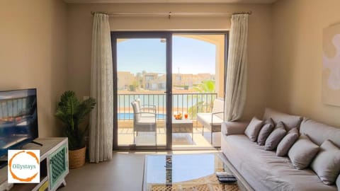 Property building, Patio, Natural landscape, TV and multimedia, View (from property/room), Balcony/Terrace, Living room, Evening entertainment, Lake view, Pool view, Sea view, Swimming pool
