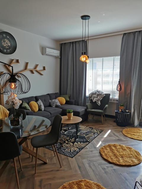 Living room, Photo of the whole room, Seating area
