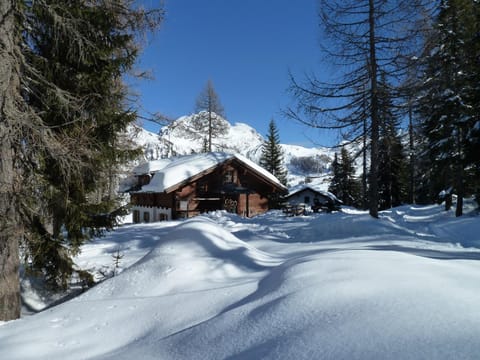 Property building, Day, Natural landscape, Winter, Mountain view