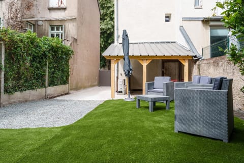 Property building, Patio, Spring, Day, Garden, Living room, Garden view