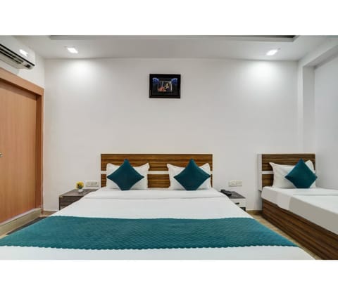 Bed, Photo of the whole room, Bedroom, air conditioner