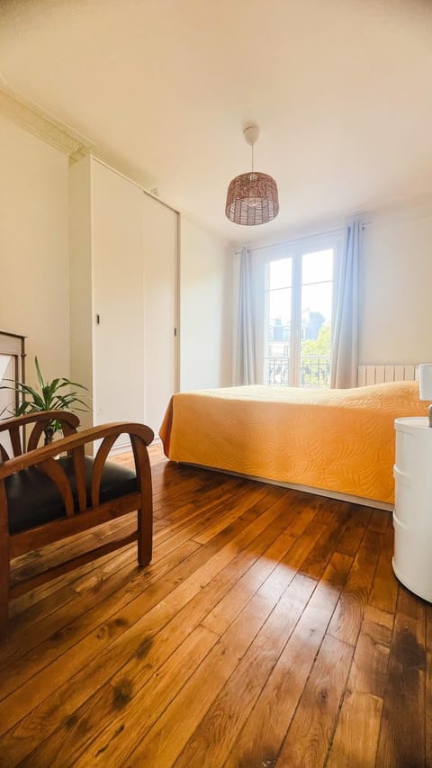 Photo of the whole room, Bedroom