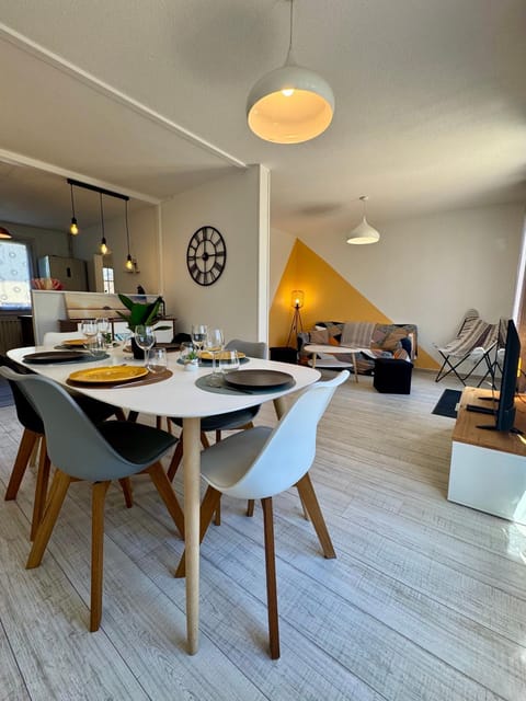 Living room, Seating area, Dining area