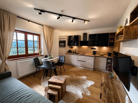 TV and multimedia, Coffee/tea facilities, Living room, Dining area, microwave, oven, kitchen