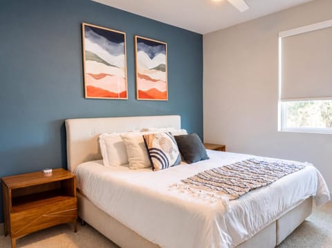 Bed, Day, Photo of the whole room, Decorative detail, Bedroom
