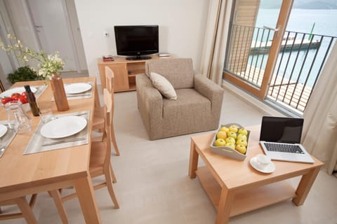 TV and multimedia, Seating area, Dining area