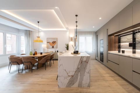 Kitchen or kitchenette, Living room, Seating area, Dining area