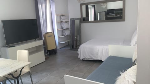 Bed, TV and multimedia, Photo of the whole room, Seating area, Dining area, oven