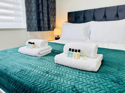 Bed, Bedroom, towels