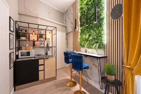 Coffee/tea facilities, Kitchen or kitchenette, Dining area, stove
