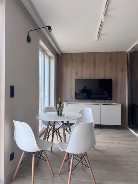 TV and multimedia, Seating area, Dining area