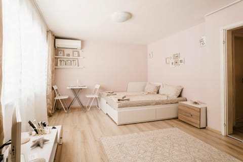 Bed, TV and multimedia, Living room, Bedroom, air conditioner