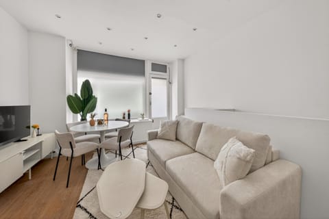 Bed, TV and multimedia, Living room, Dining area, heating, internet