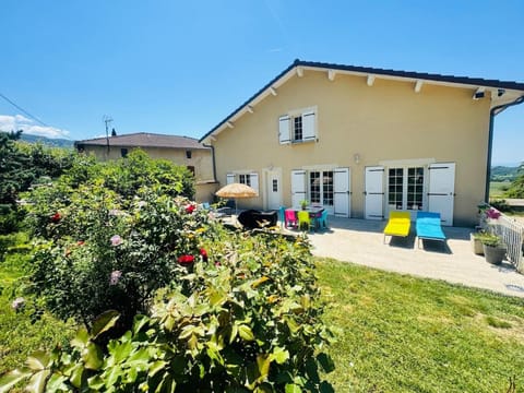 Property building, Patio, Day, Natural landscape, Garden, Garden view, sunbed