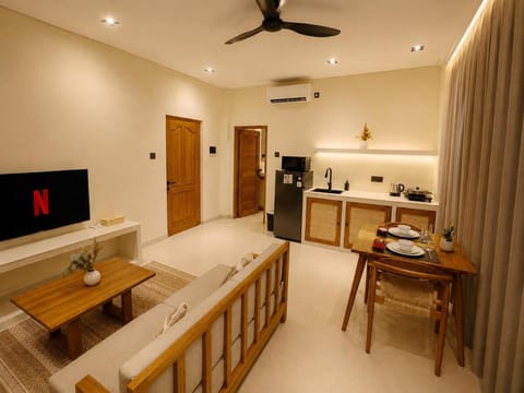 Communal lounge/ TV room, TV and multimedia, Kitchen or kitchenette, Living room, Seating area, Dining area, oven, kitchen