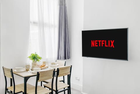 Communal lounge/ TV room, TV and multimedia, Living room, Seating area, Dining area, Evening entertainment