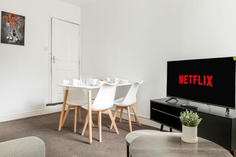 Communal lounge/ TV room, TV and multimedia, Living room, Seating area, Dining area, Evening entertainment