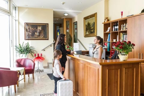 Lobby or reception, Guests, young children