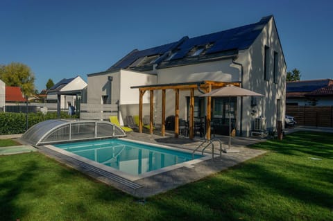 Property building, Garden, Balcony/Terrace, Swimming pool