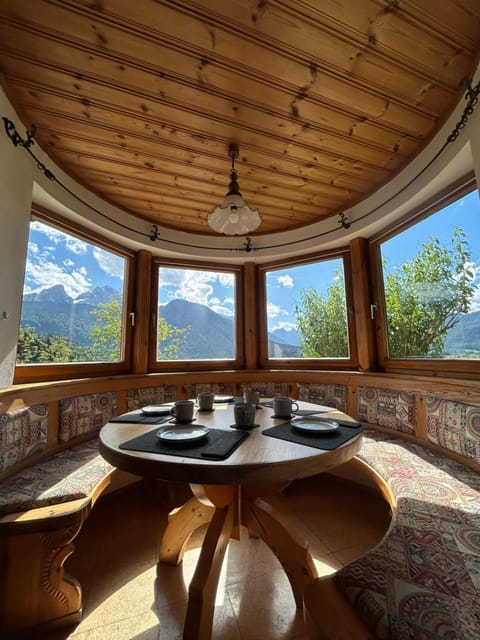 Living room, Seating area, Dining area, Mountain view