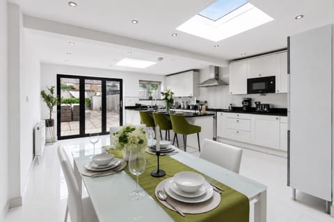 Kitchen or kitchenette, Living room, Food and drinks, Seating area, Dining area, minibar, pet friendly, stove