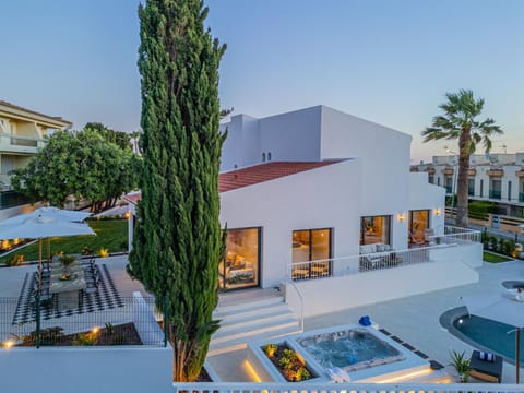 Property building, Day, Pool view, Swimming pool, sunbed