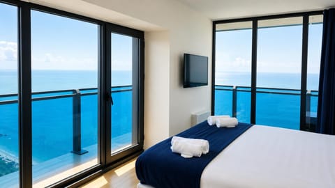 Bed, TV and multimedia, View (from property/room), Balcony/Terrace, Bedroom, Sea view, towels