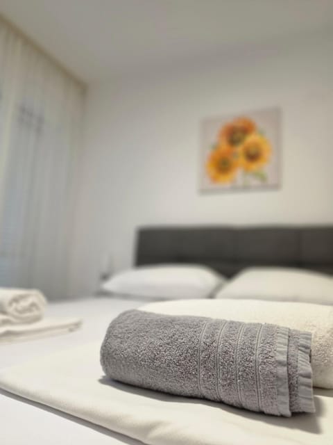 Bed, Bedroom, towels