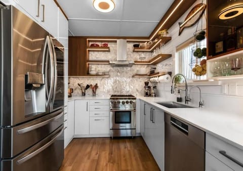 Coffee/tea facilities, Kitchen or kitchenette, dishwasher, oven, stove, kitchen