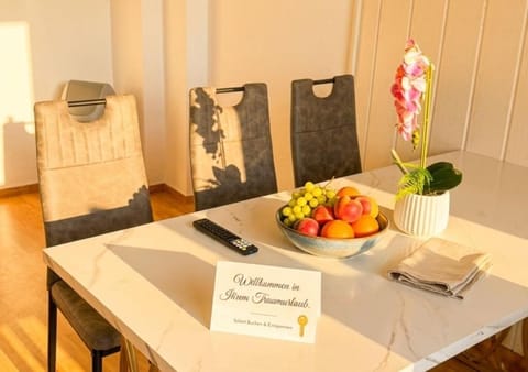 Kitchen or kitchenette, Seating area, Food, kitchen
