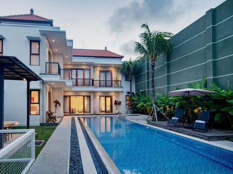 Property building, Patio, Garden, Garden view, Pool view, Swimming pool, sunbed