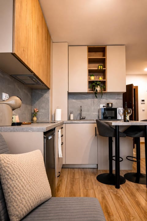 Coffee/tea facilities, Kitchen or kitchenette, Photo of the whole room, Dining area, Area and facilities, stove, toaster