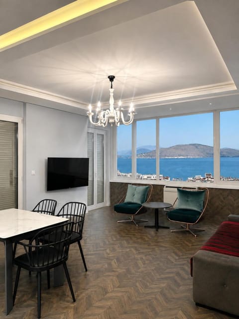 Communal lounge/ TV room, Natural landscape, TV and multimedia, Living room, Seating area, Dining area, Evening entertainment, Mountain view, Sea view