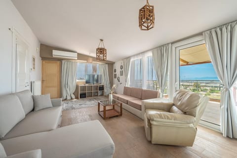 Natural landscape, TV and multimedia, Living room, Seating area, Sea view