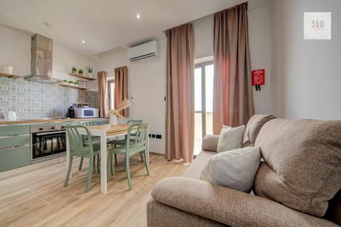 TV and multimedia, Kitchen or kitchenette, Living room, Seating area, Dining area, minibar, stove, toaster