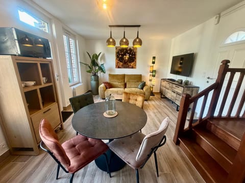 TV and multimedia, Living room, Seating area, Dining area