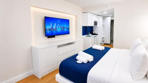 Bed, TV and multimedia, Photo of the whole room, towels