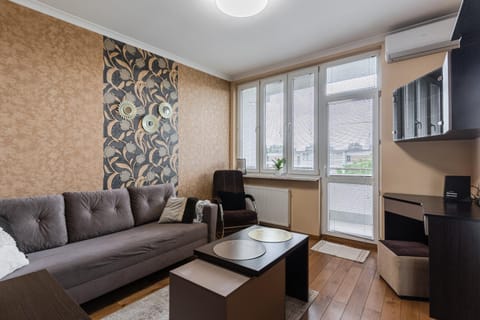 TV and multimedia, Living room, Seating area, Evening entertainment, air conditioner