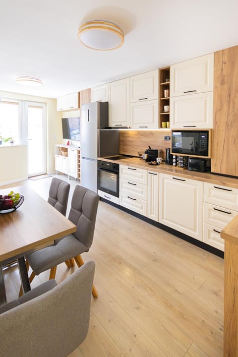 Coffee/tea facilities, Kitchen or kitchenette, Living room, Seating area, Dining area, dishwasher, oven, stove, toaster