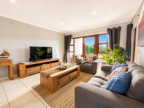 TV and multimedia, Living room, Seating area, Evening entertainment