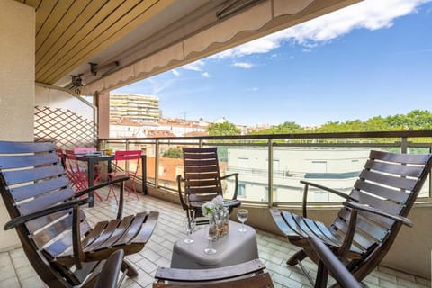 Bird's eye view, View (from property/room), Balcony/Terrace, Seating area, Dining area, City view