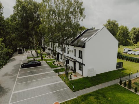 Property building, Spring, Day, Neighbourhood, Natural landscape, Garden, Garden view, Street view, Location, Parking