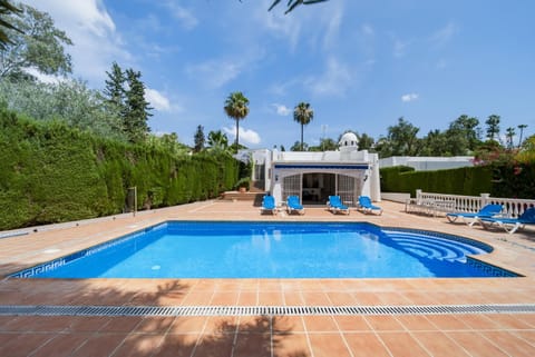 Property building, Swimming pool, sunbed
