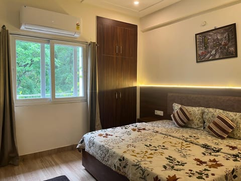 Bed, Photo of the whole room, Bedroom, internet, air conditioner